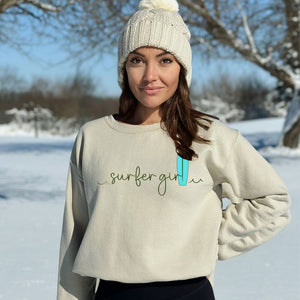 SURFER GIRL AND WAVES WOMEN'S BEACH SWEATSHIRT